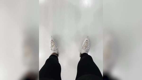 Анна Щербакова вернулась на лёд после операции на колене. Видео © Instagram (запрещён на территории Российской Федерации) / anna_scherbakova