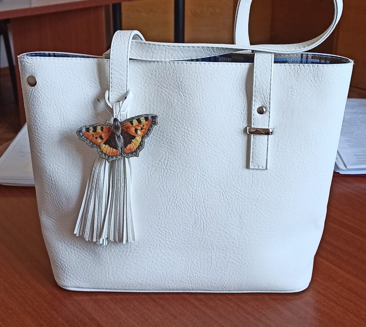 на фото брошь бабочка Крапивница