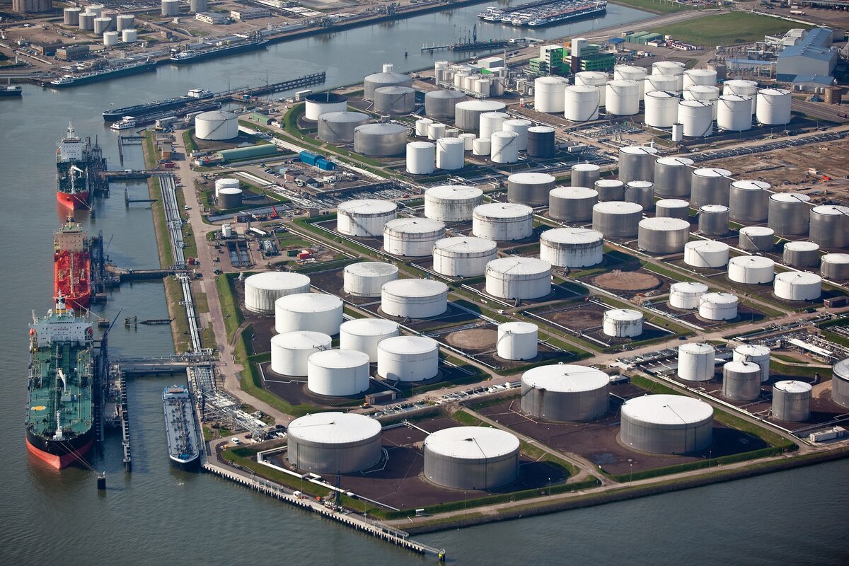 Предки собирали-собирали нефть, а Байден её продаёт налево-направо. Источник: Яндекс.Картинки