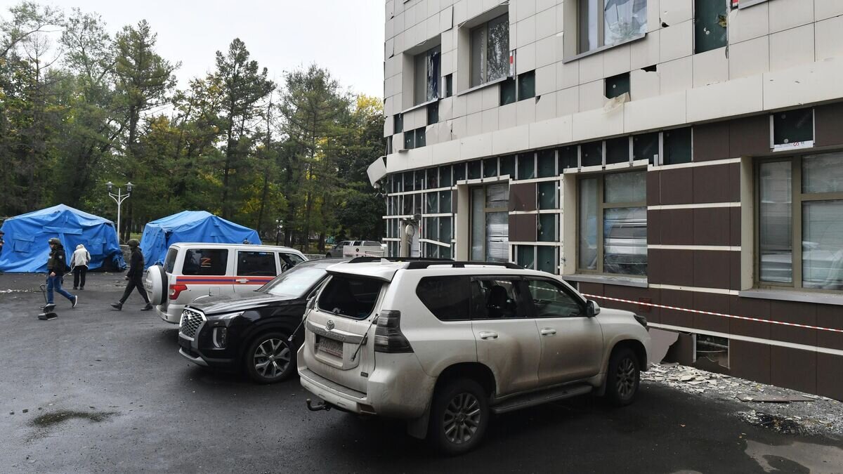    Автомобили и здание гостиницы Park Inn by Radisson Donetsk, поврежденные в результате обстрела со стороны ВСУ© РИА Новости