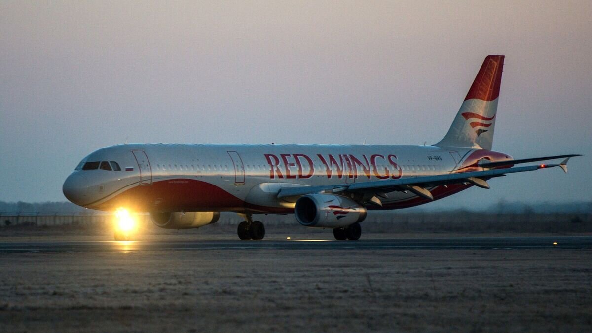    Самолет Airbus A-321 авиакомпании Red Wings во время взлета из аэропорта "Толмачево" в Новосибирске© РИА Новости / Александр Кряжев