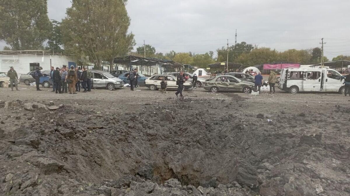    На месте обстрела колонны автомобилей, стоящих на выезде в освобожденную часть Запорожья© фото очевидца