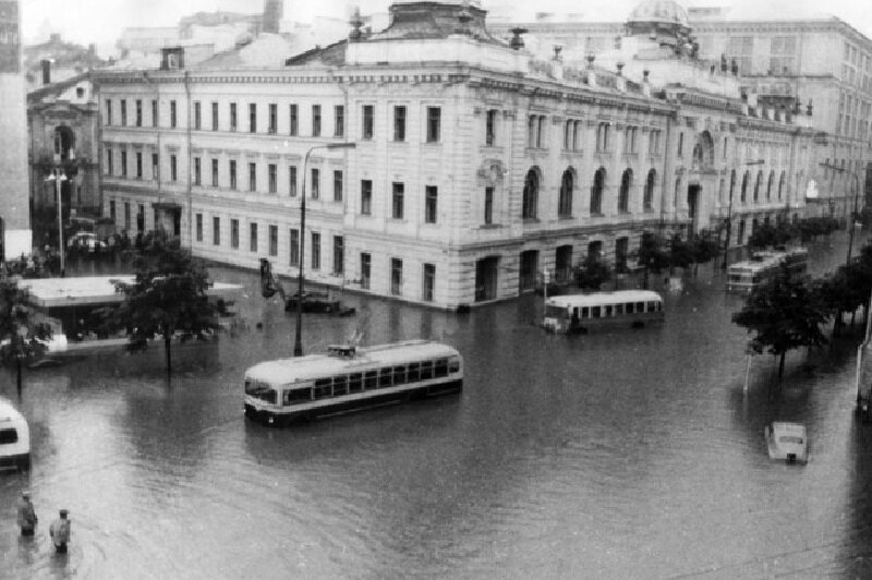 Как после 1922 стала называться неглинная улица. Наводнение Неглинная 1965. Улица Неглинная 1965 год наводнение потоп. Наводнение в Москве Неглинка 1965. Река Неглинная в Москве.