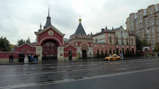 Москва. Таганка. Покровский женский монастырь. Нескончаемый поток людей к мощам Матроны Московской. Осень 2022.