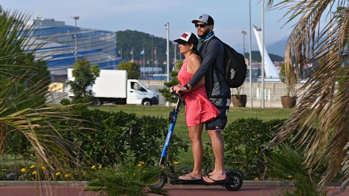    Отдыхающие на набережной в Нижнеимеретинской бухте города Сочи© РИА Новости / Артур Лебедев