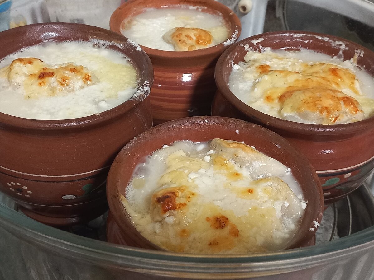 Вкусные пельмени с овощами в горшках