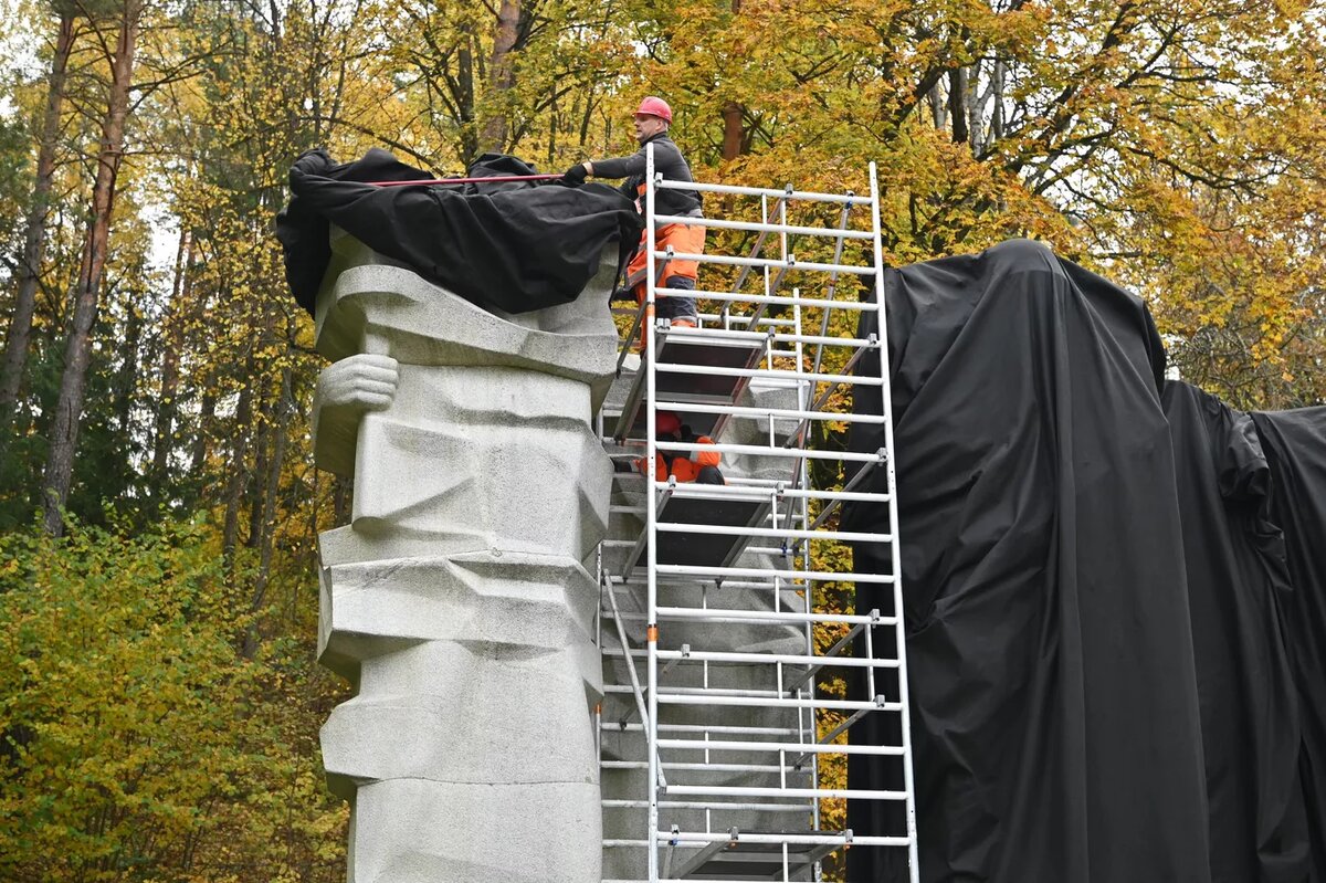 Сотрудники коммунального предприятия Grinda работали на месте с самого утра.