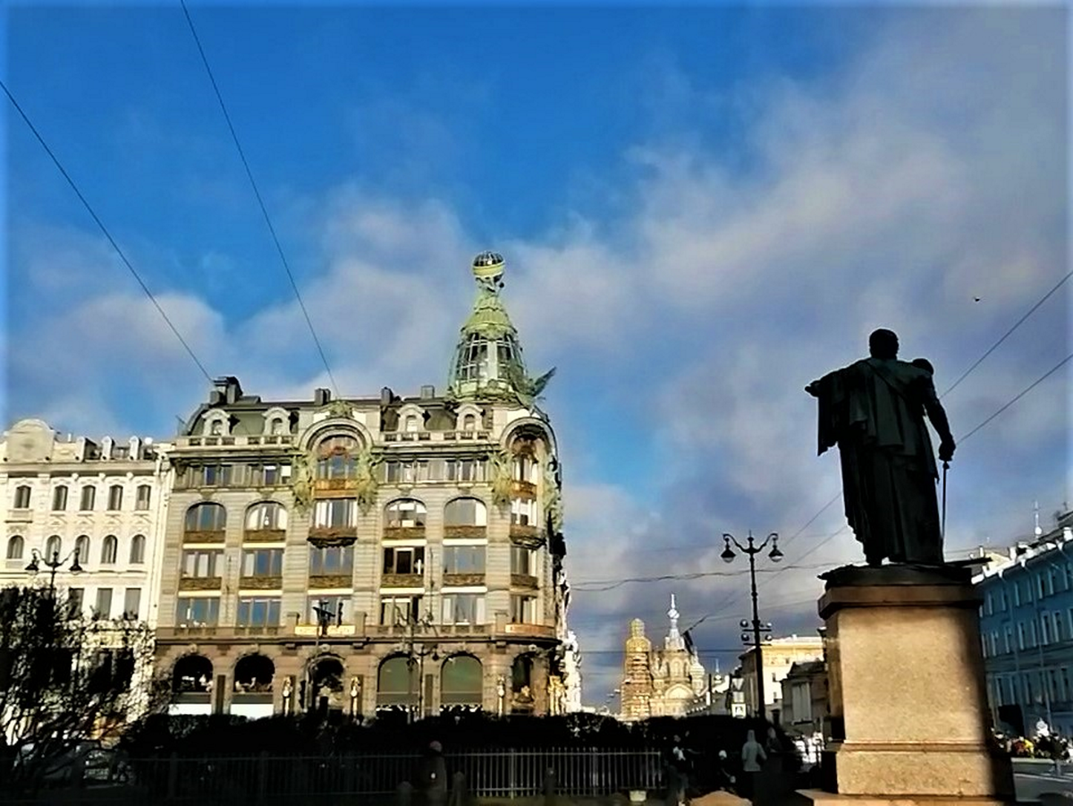 Панорамный вид на Дом книги от Казанского собора. Памятник фельдмаршалу князю Кутузову Смоленскому, 1812. Пересечение Невского проспекта и канала Грибоедова. Знаменитый Храм Спаса на Крови в перспективе. Знаменитые петербургские фонари. Памятное фото сделано 12 ноября 2022 года в день открытия Дома книги после долгого молчания.