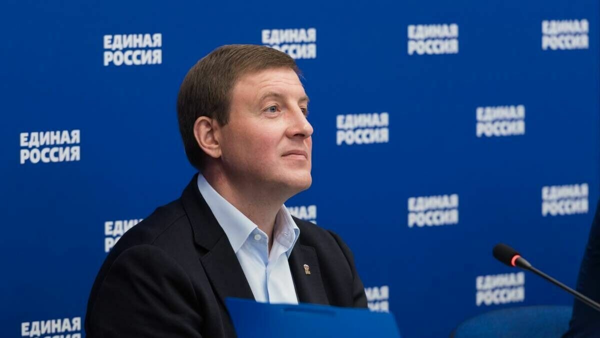     Представители партии также установят новогодние елки в пунктах временного размещения и организуют праздники для детей вынужденных переселенцев.