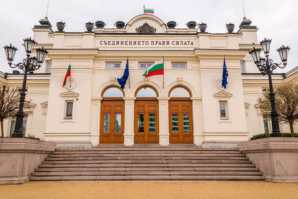     В начале ноября после многочисленных прений одобрил поставки оружия и запчастей на Украину и парламент Болгарии.  Shutterstock