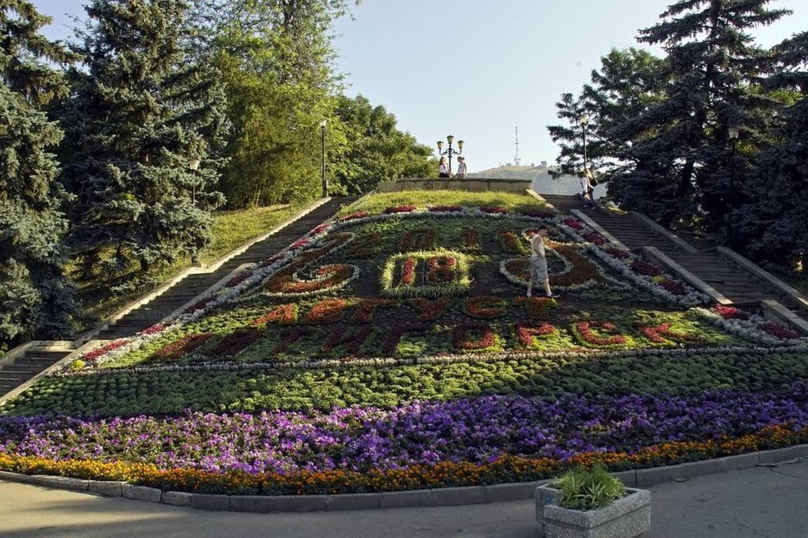 Цветник пятигорск. Пятигорск парк цветник клумба. Цветы Пятигорск парк. Цветник Пятигорск вершина. Цветник Пятигорск 2021.