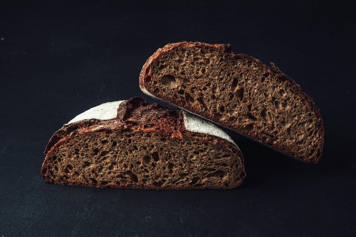 Черный хлеб. Cherni xleb. Хлеб на темном фоне. Черный и белый хлеб.