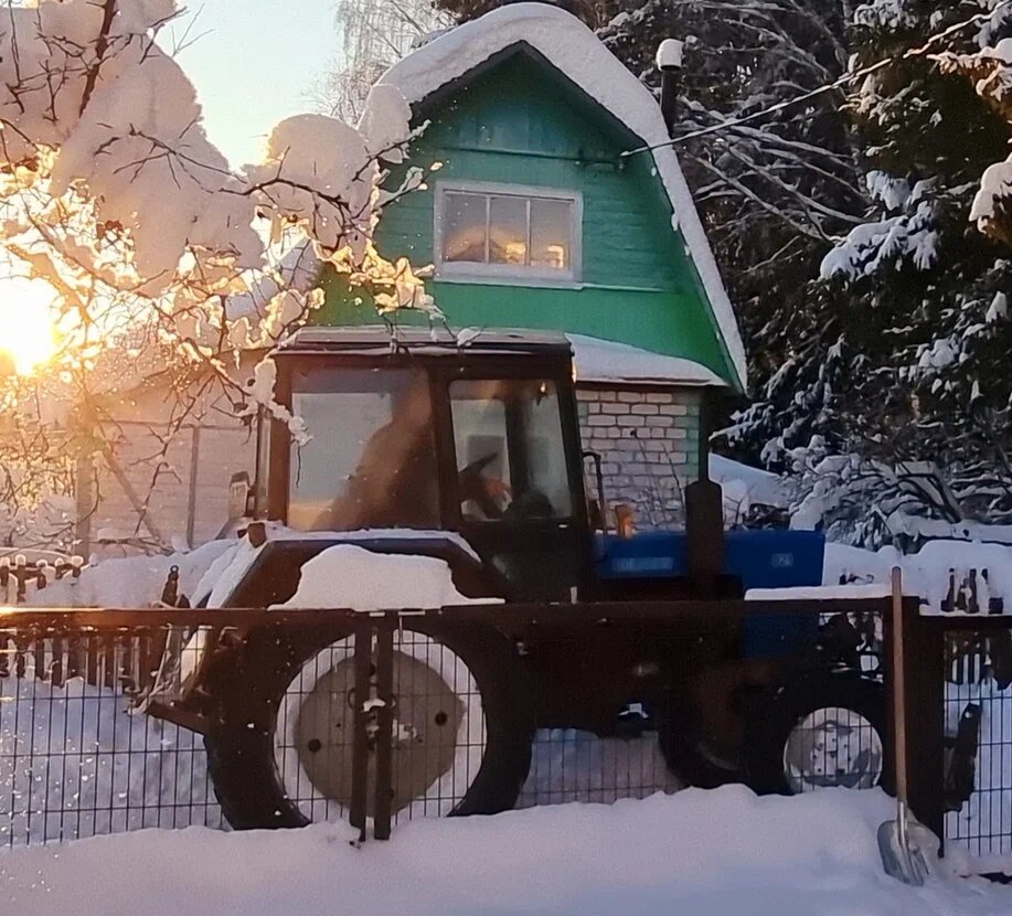 Фото автора. Когда живешь у леса, трактор бывает твоим спасением.