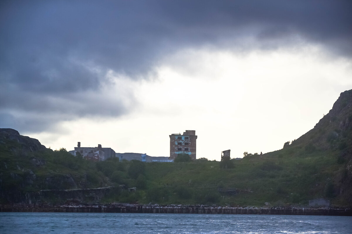 В 1883 году орнитолог Герман Гёбель основал на острове китобойную компанию. А спустя ещё два года поселение посетил великий князь Владимир Александрович — брат императора Александра III. По указанию Владимира Александровича в селе была построена церковь, а 12 ноября 1885 года Еретики были переименованы в Порт-Владимир в честь великого князя. По данным переписи населения 1905 года в Порт-Владимире находилось всего два жилых дома, баня и четыре амбара, а уже к 1935 году население увеличилось настолько, что поселение получило статус рабочего посёлка. 
В советские времена здесь работал самый крупный завод по переработки рыбы на всем Баренцевом побережье.