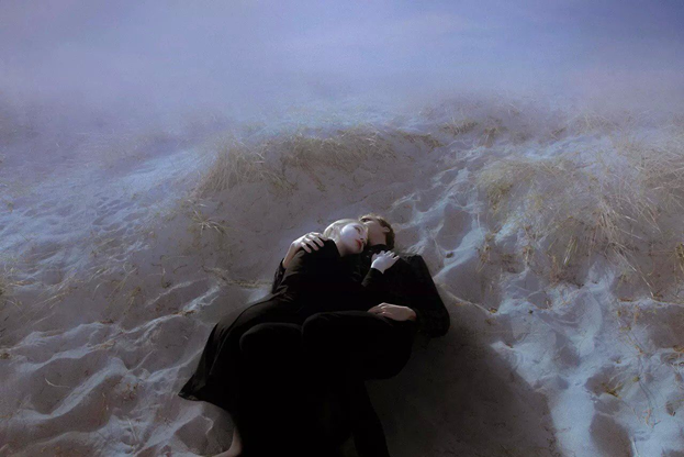 «…Мы каждый день проводим только вдвоем и знаем друг про друга всё. Мы любим слушать романтическую музыку, любим один и тот же жанр кино, ходим в наши любимые места. Мы делаем друг для друга все, чтобы каждый из нас был счастлив…» 

Post scriptum: «…У каждого из нас есть свои нереализованные потребности и страх одиночества, поэтому автономии личностей в наших отношениях нет; мы контролируем и берем ответственность за жизнь друг друга, потому что не можем совладать со своей…»
