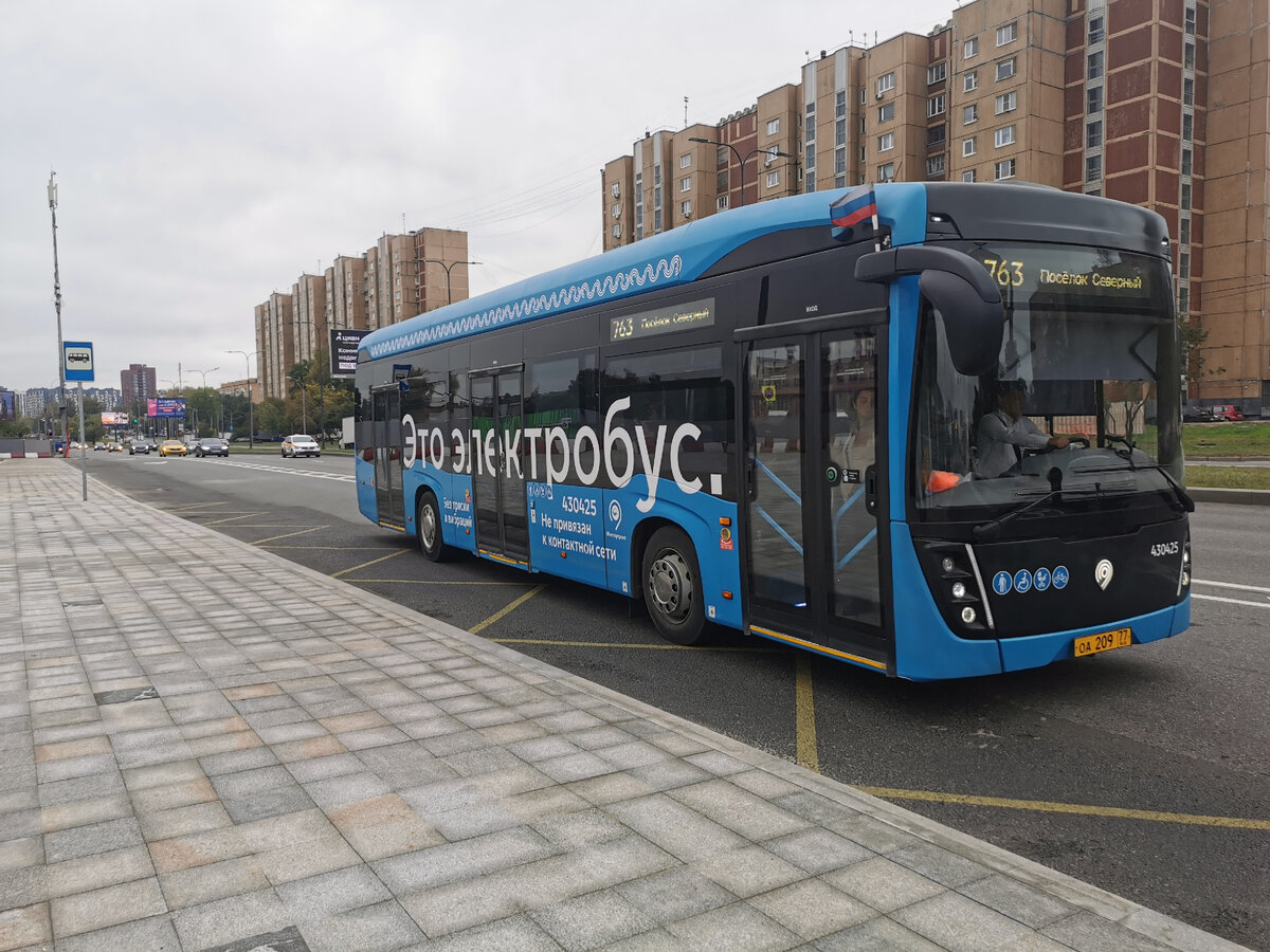 Электробус 430425 КамАЗ-6282 следует по маршруту № 763 до посёлка Северный. Дмитровское шоссе.