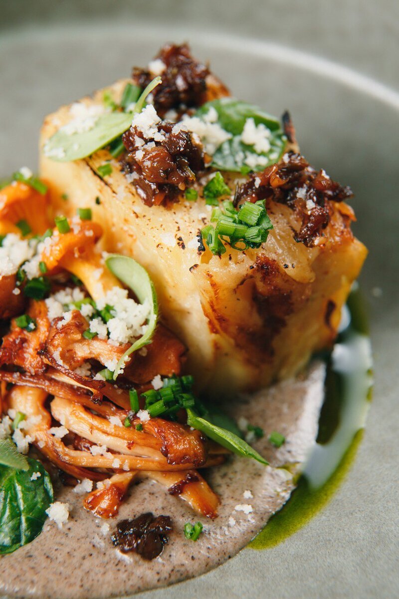 Картофель Дофинуа с сезонными грибами в ресторане Lark Cafe