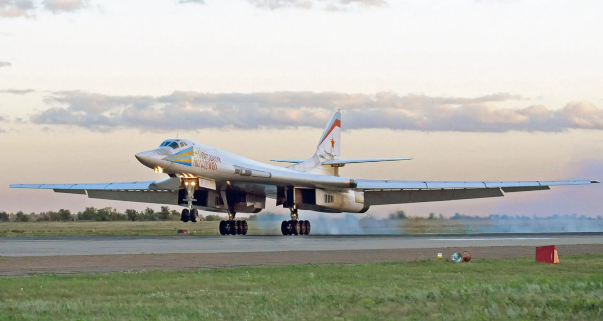 Стратегический бомбардировщик-ракетоносец Ту-160 «Александр Молодчий»
