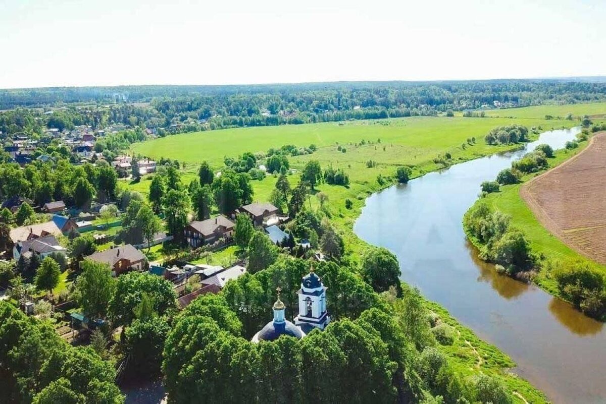 Село Иславское, Спасская церковь и простор вдоль Москва-реки 