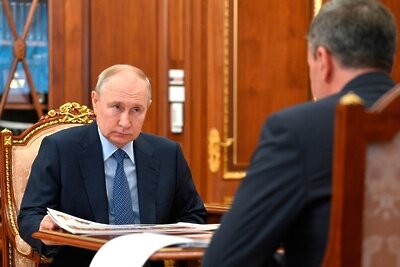    Президент России Владимир Путин на встрече с ректором Российской академии народного хозяйства и государственной службы Алексеем Комиссаровым. © Сайт президента России