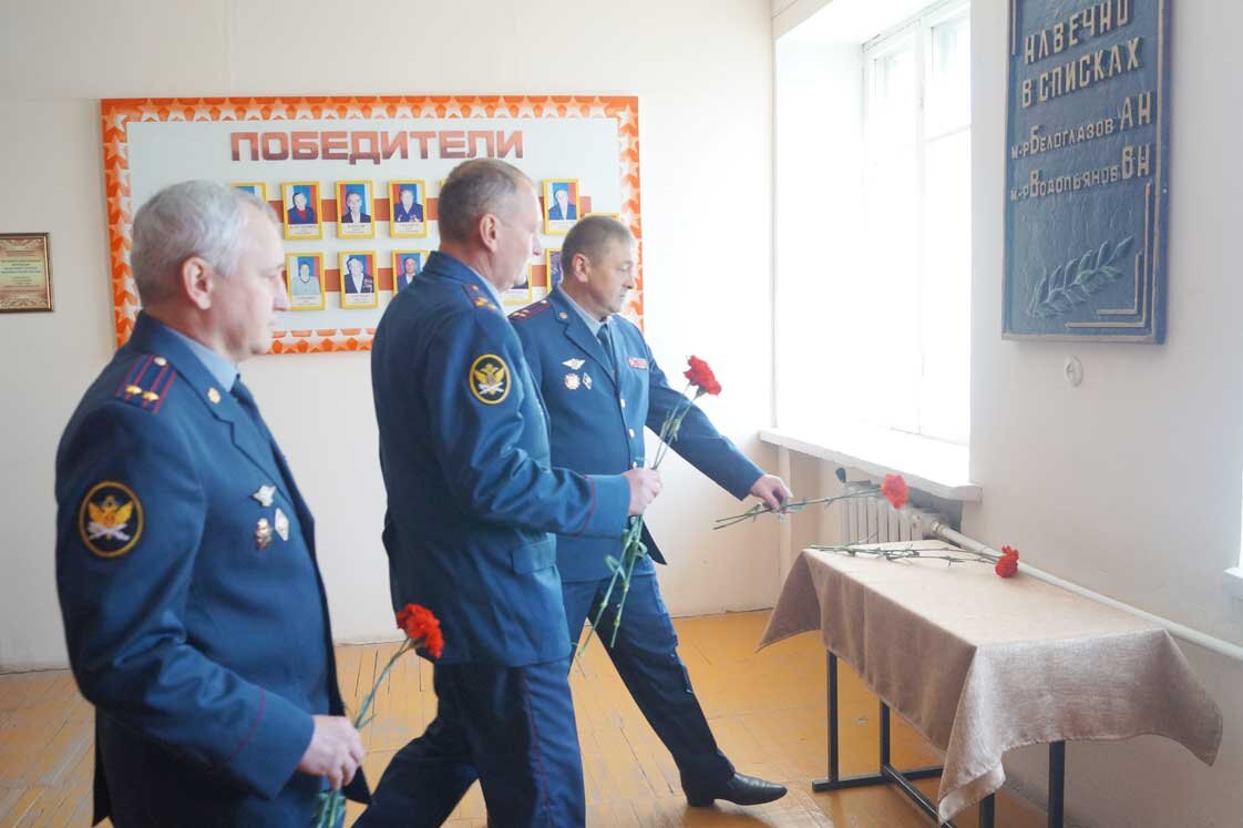 Офицеры ГУ ФСИН возлагают цветы к мемориальной доске в честь коллег, погибших при исполнении служебных обязанностей