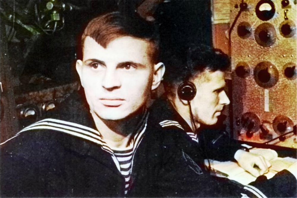 Радисты советской подводной лодки М-64 А.В. Кудрявцев и А.И. Волков на боевом посту. Фотография использована в качестве иллюстрации