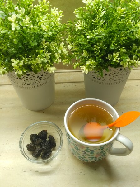 Фото перекуса: чернослив и чай