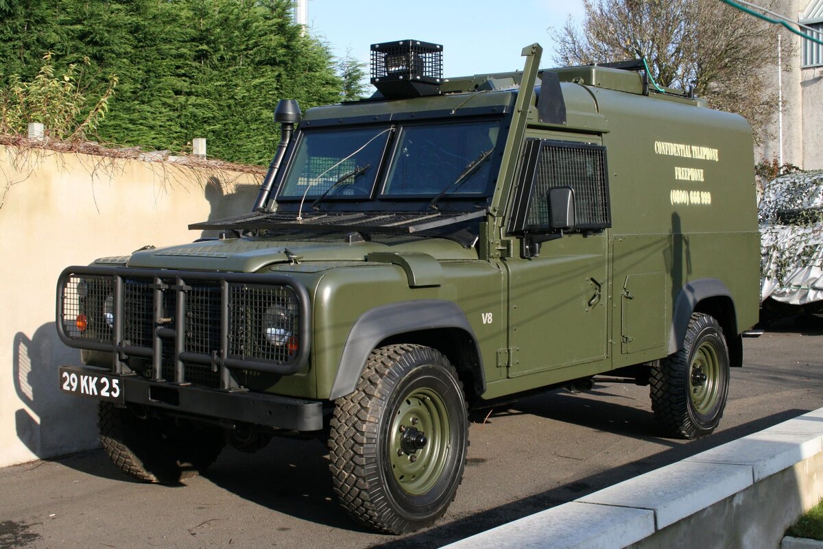 Land rover armor 21. ленд ровер дефендер 007. военные машины с пушками. ленд ровер дефендер армейский. смартфон ulefone armor x5 pro.