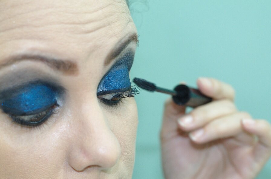 Тени для век нужно наносить аккуратно.