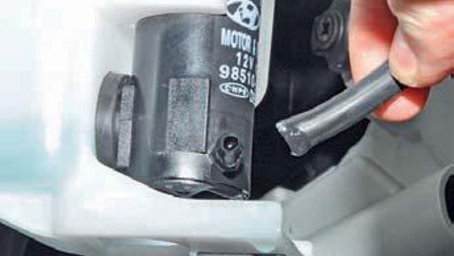 Снять бачок на авто