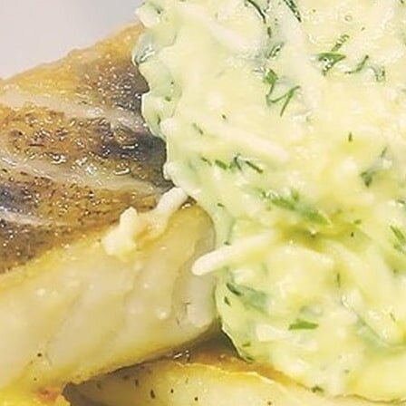 В детском садике нянечки аккуратно крошили яйцо отварное в польский соус к рыбке, но делали его на бульоне от припускания рыбки так как сливочное маслице можно было и в другом месте применить, вне стен детсада и как было всё таки вкусно с паровым хеком или минтаем, с годами это блюдо так и жжёт соски на языке памятью и часто стал готовить его с любимой треской: - рыбку лучше пашировать для этого блюда, словечко странное, но все очень просто сделайте соленый кипяток с лимоном, перцем, лавром, гвоздикой, укропом и соленым огурцом, доведите до бурного кипения и положите куски, чтобы полностью были покрыты и выключите нагрев
- паширование будет идти медленно но вкусно температура падает со 100 °С до 70 °С и белок интеллегентно коагулирует
- в соус растопите кусок сливушного маслица 50 гр, натрите яйцо с ярким желтком на мелкой терке 3 шт., лук репчатый положите совсем сырой 30 гр, чеснок 1 зубило, укропа щедро 10 гр, соль, сахар, лимон сок и белый перец по своему вкусу, соус должен быть густым и не тусовать по всей тарелке, как шапочка это норма
- рыбку на это блюдо лучше брать диетическую с минимумом жира, так как соус с маслом, иначе икаться будет #😂 горбуша и кета кстати тоже заходят не хуже белорыбиц
- как подсказка к лучшему вкусу, разлохматьте соусишко тертым соленым огурцом и хуже не будет, вкус к тар-тарному прокрадётся
- лучше гарнира чем картофель отварной или пюре картофельное со шпинатом не придумать
*** приятных польских соусов лучшие подписеи и всегда счастлив репостам и фоткам ваших лучших ужинов #малаховский #малаховскийнаучит #вкусноспам #вкусняшки #кейтеринг #пикник #польскийсоус #едаhd #едаялюблютебя
