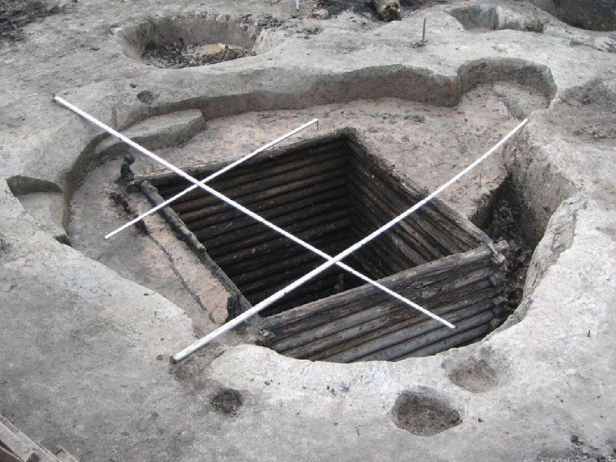 Поруб XI века, обнаруженный археологами в Новгороде. В обшитой бревнами яме нашли остатки двух деревянных лавок и углубление под "отхожее место".