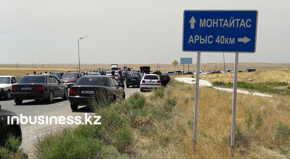 В понедельник около 9 часов утра прогремел взрыв на складском помещении, где по некоторым данным, хранились боеприпасы,  в воинской части. Минобороны направило к месту взрыва специально созданную комиссию. 
Подробнее: https://inbusiness.kz/ru/news/chto-proizoshlo-v-arysi-pochemu-evakuiruyut-gorod
Любое использование материалов допускается только при наличии гиперссылки на inbusiness.kz
