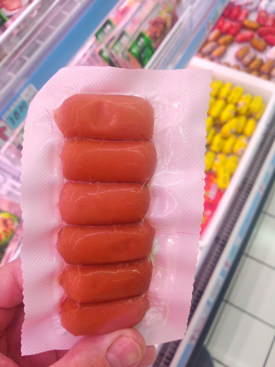 Примерно так выглядят эти мини-сосиски, используемые для выпечки. Содержание мяса в них где-то около 0%