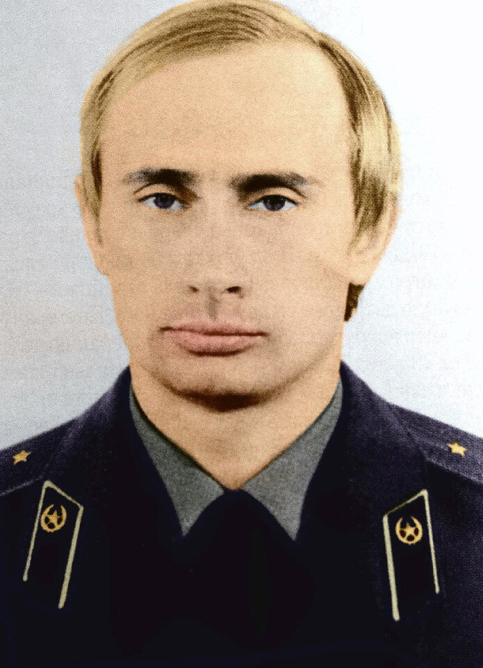 Немногие знают, что В.В. Путин не служил в армии после 18-ти летия. Так случилось, что он с детства мечтал служить своей Родине не просто с автоматом в руках, а на тайных рубежах Отчизны.