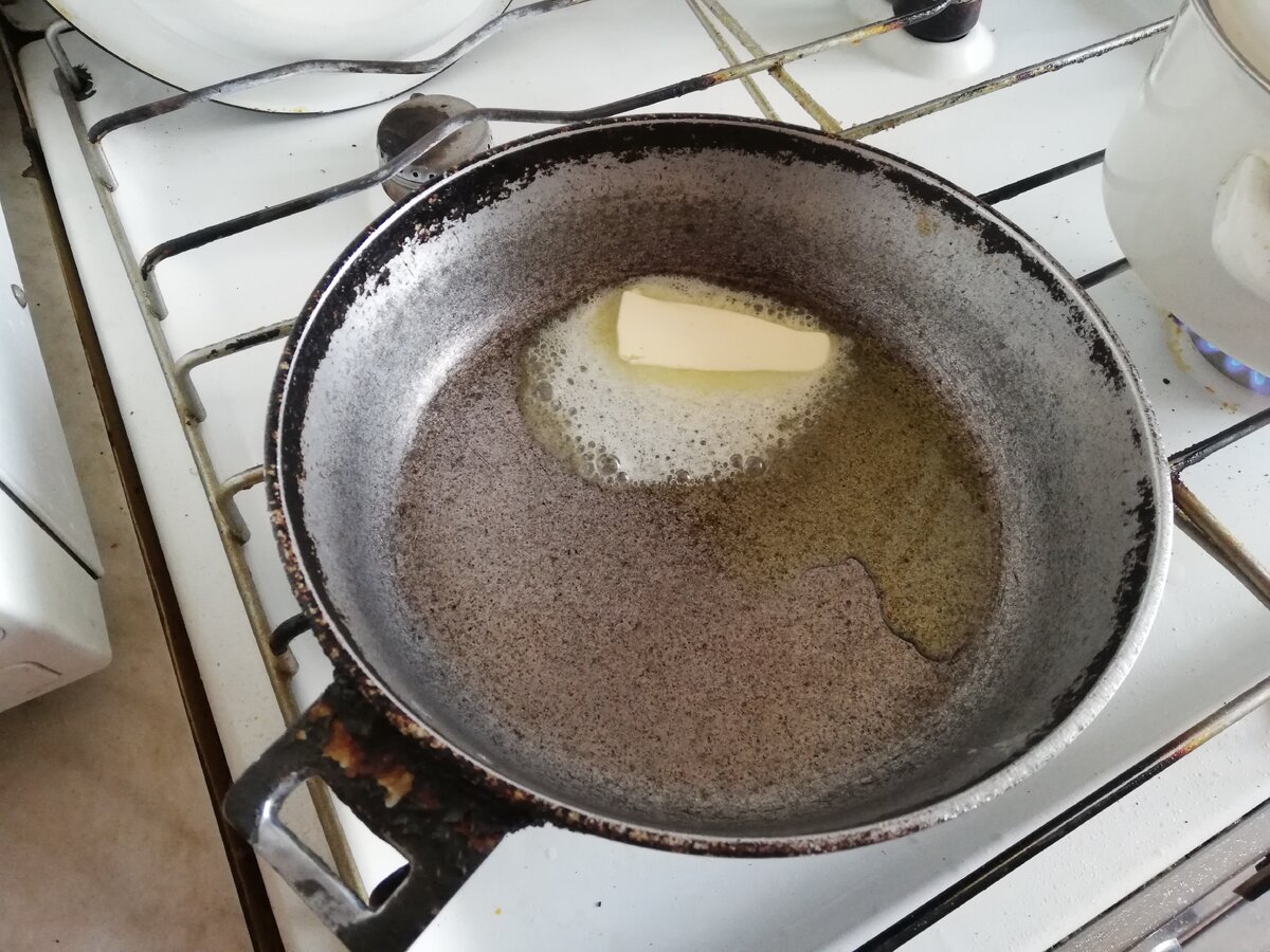 В сковороду наливаем немного растительного и кладем немного сливочного масла