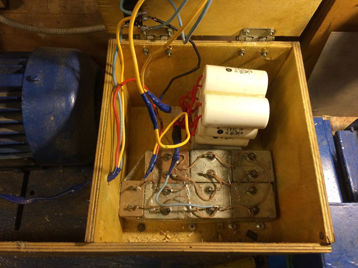 Конденсаторы МБГЧ  для рабочего режима и белые китайские для Пуска.