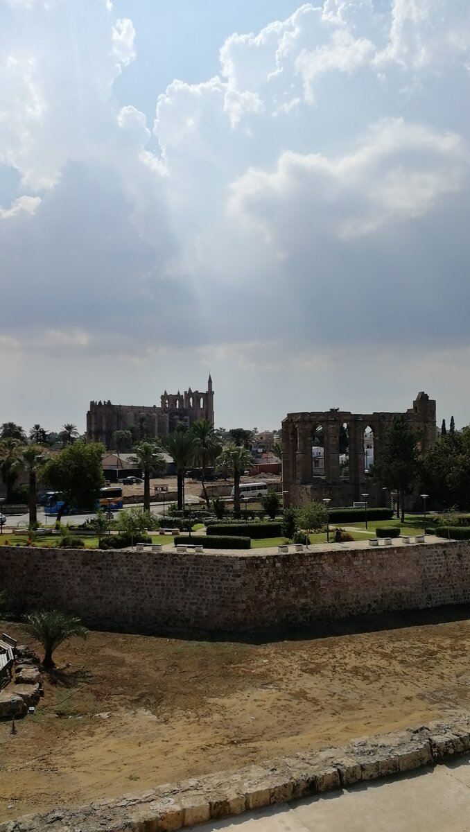 Вид со стены городской крепости. Слева Мечеть Лалы-Мустафы-паши, справа церковь Святого Георгия Латинского