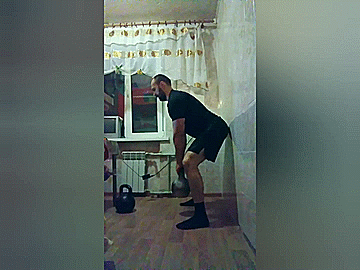 Старайтесь, чтобы большую часть работы выполняла именно спина. Если в самой верхней точке тяги вы чувствуете, что ваши лопатки максимально сведены, все Ок. Дайте мышцам спины несколько тренировок привыкнуть к нагрузке и добавьте небольшую паузу вверху каждого подъема гири к поясу. 