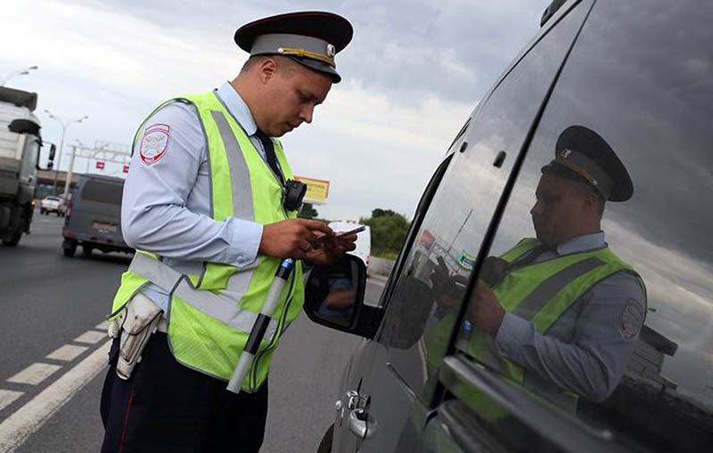 документ о специальной проверке. сотрудник гибдд. дпс проверка документов. общение с гибдд. сотрудник гибдд и водитель.