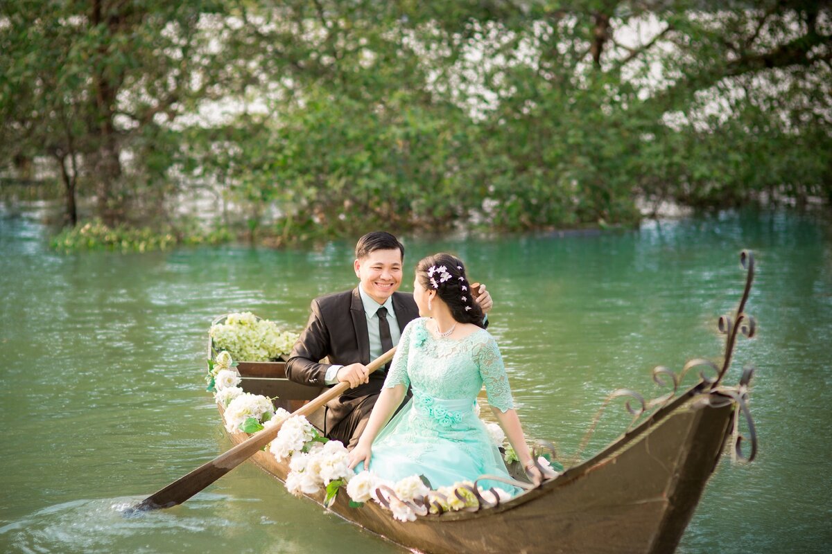 https://www.pexels.com/photo/smiling-couple-looking-at-each-other-while-riding-on-a-boat-2892218/