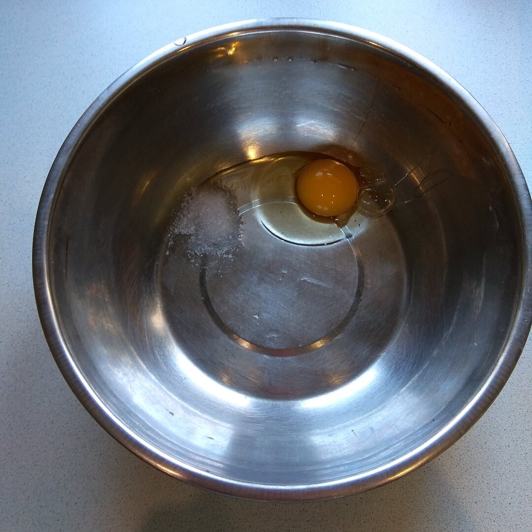 Смешиваем 1 яйцо,чайную ложку сахара