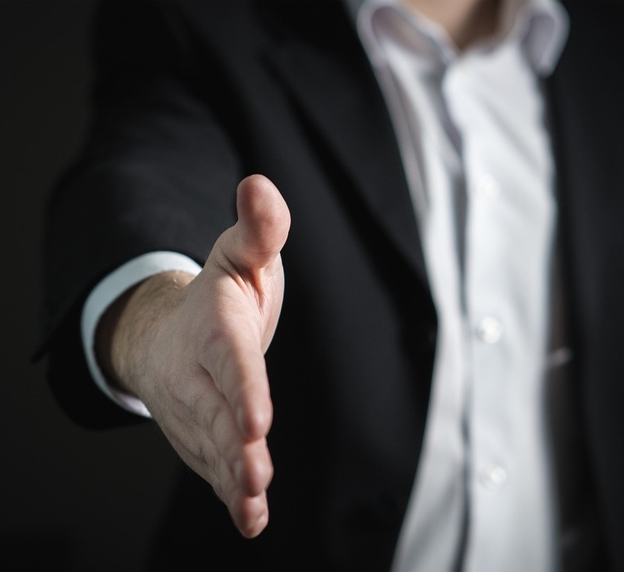 Источник изображения: https://pixabay.com/photos/handshake-hand-give-business-man-2056023/