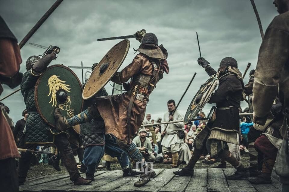 Викинги нападение. Хольмганг поединок Викинги скандинавы. Скандинавские битвы Викинги. Викинги в бою. Викинг воин.