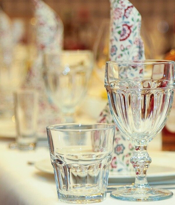 Источник: https://pixabay.com/photos/table-laying-wine-glasses-4216787/