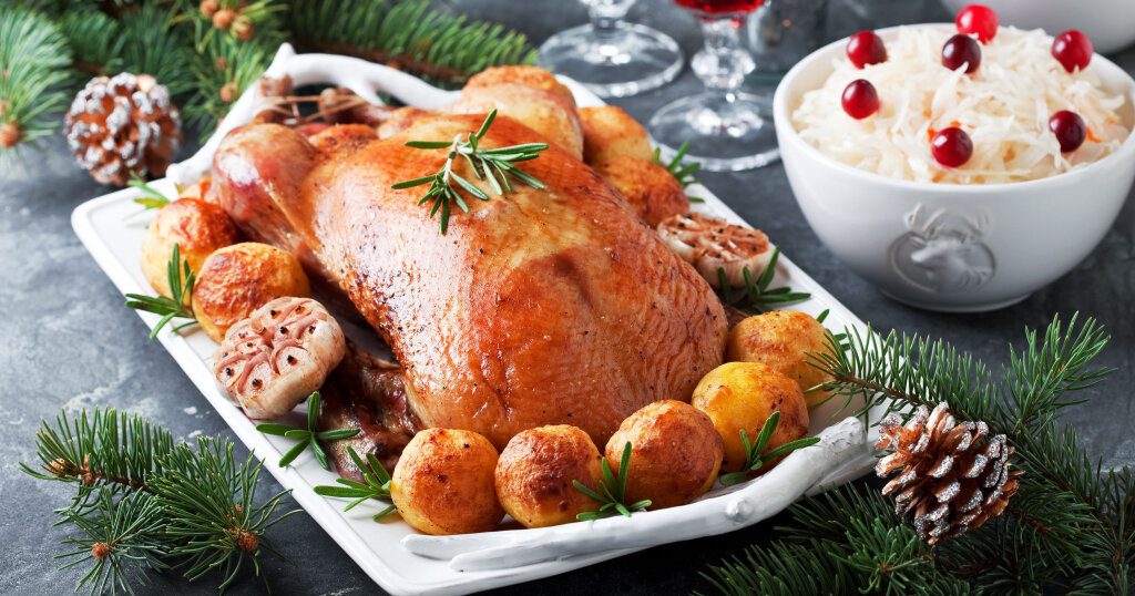 Ингредиенты:
Утка - 1шт
Соль - 2 чайные ложки
Перец по вкусу
Приправа, которая нравится 
Чеснок - 5 зубчиков
Мёд - 1 чайная ложка
Горчица - 1 чайная ложка
Рукав для запекания 
Приготовление: утку промыть и высушить. Смешать все ингредиенты(соль, перец, чеснок, приправу).Затем полученной смесью натереть утку со всех сторон. Потом утку отправить в рукав для запекания, плотно завязываем его. Оставляем мариноваться на 1-1,5 часа. Затем отправляем запекаться в духовку на 1,5 часа при температуре 180-200 градусов. Смешаем горчицу и мед. По истечении времени достаем утку из духовки и разрезаем рукав. Смазываем утку горчицей и медом, ставим в духовку, доводя до румяной корочки на 20-30 минут. 
Утка получается сочная и сытная. Приятного аппетита!