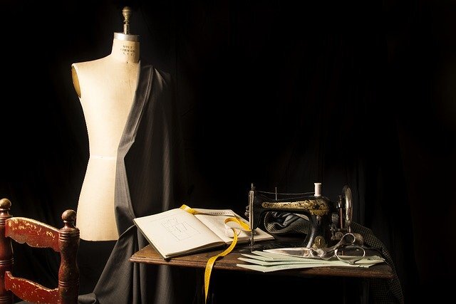 https://cdn.pixabay.com/photo/2017/08/03/12/21/tailoring-2575930_960_720.jpg