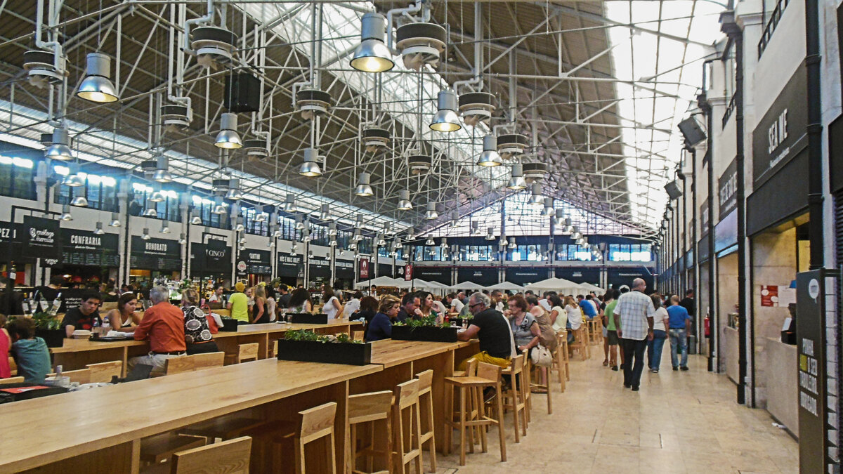 Лиссабон, рынок Time Out. Очень популярное место как среди туристов, так и среди местных жителей благодаря богатому выбору кафе и ресторанов на любой вкус и кошелек.