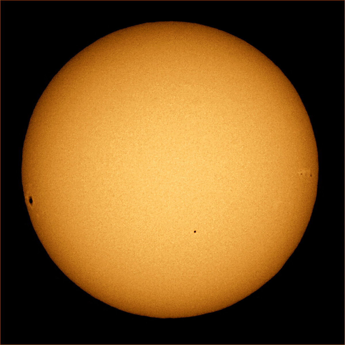 Транзит Меркурия по диску Солнца в 2006 году (планета внизу ближе к центру, справа и слева - солнечные пятна), фото wikimedia.org
