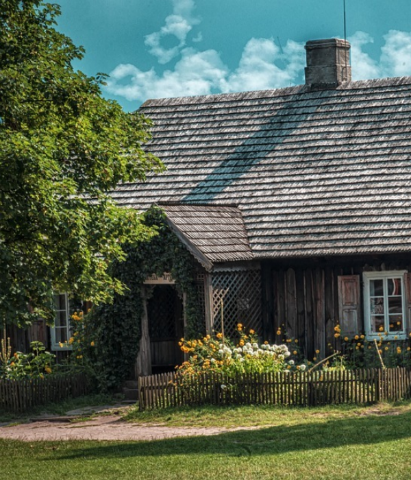 cdn.pixabay.com/photo/2019/10/19/21/08/village-4562297_960_720.jpg